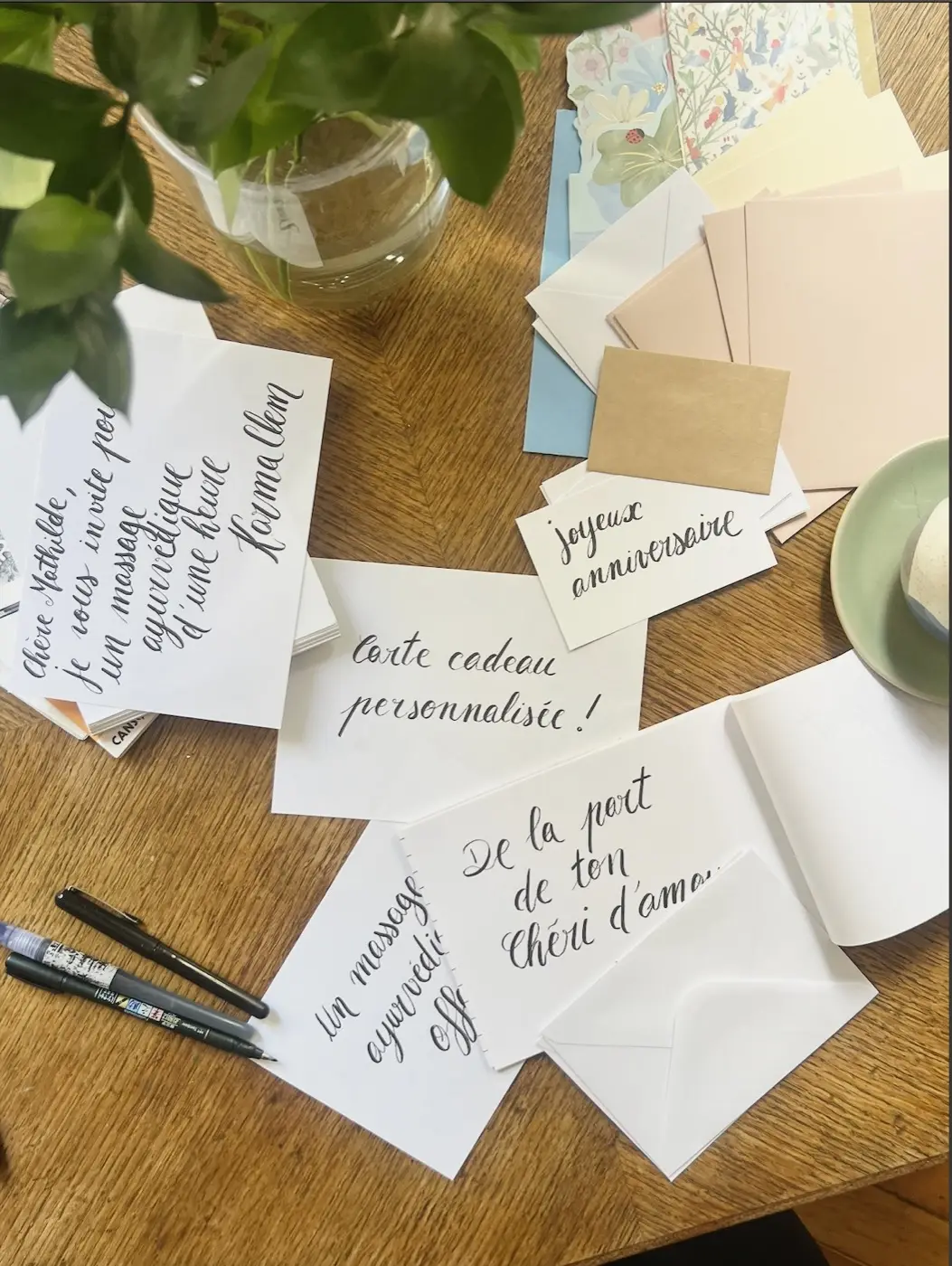 Cartes cadeaux écrites à la main en calligraphie : « Carte cadeau personnalisée ! », « Joyeux anniversaire », « De la part de ton chéri d’amour »